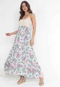 Born2be - Zielona Wiskozowa Sukienka Maxi z Szydełkową Górą i Rozkloszowanym Dołem Eumila. Kolor: zielony. Materiał: wiskoza. Długość rękawa: na ramiączkach. Sezon: wiosna, lato. Typ sukienki: rozkloszowane. Długość: maxi #1