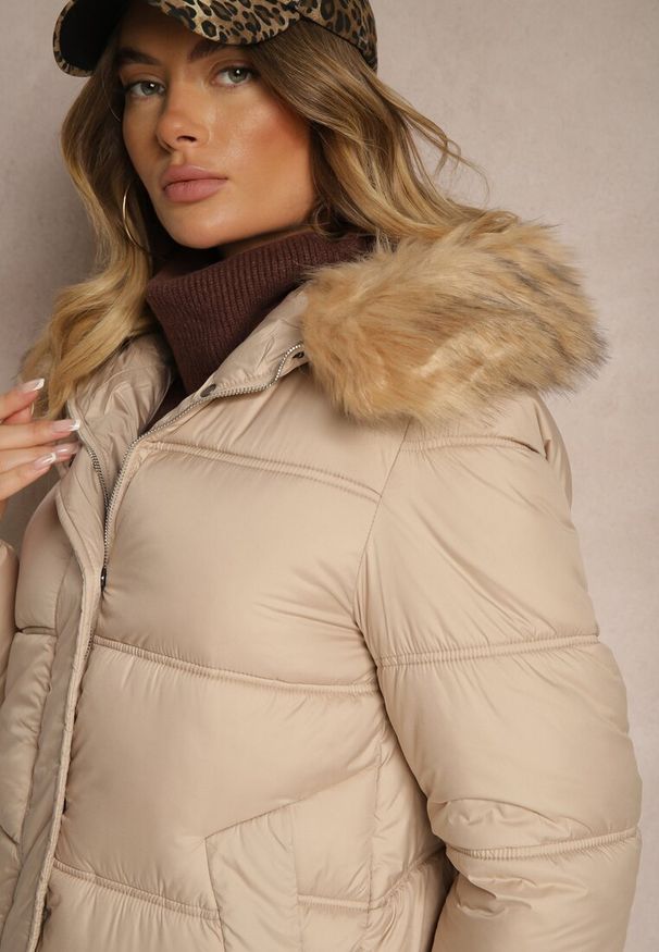 Renee - Jasnobeżowa Zimowa Kurtka z Pikowanymi Przeszyciami Kieszeniami i Kapturem z Odpinanym Futrem Ililda. Okazja: do pracy, na spacer, na spotkanie biznesowe. Typ kołnierza: kaptur. Kolor: beżowy. Materiał: futro. Sezon: zima. Styl: elegancki, biznesowy