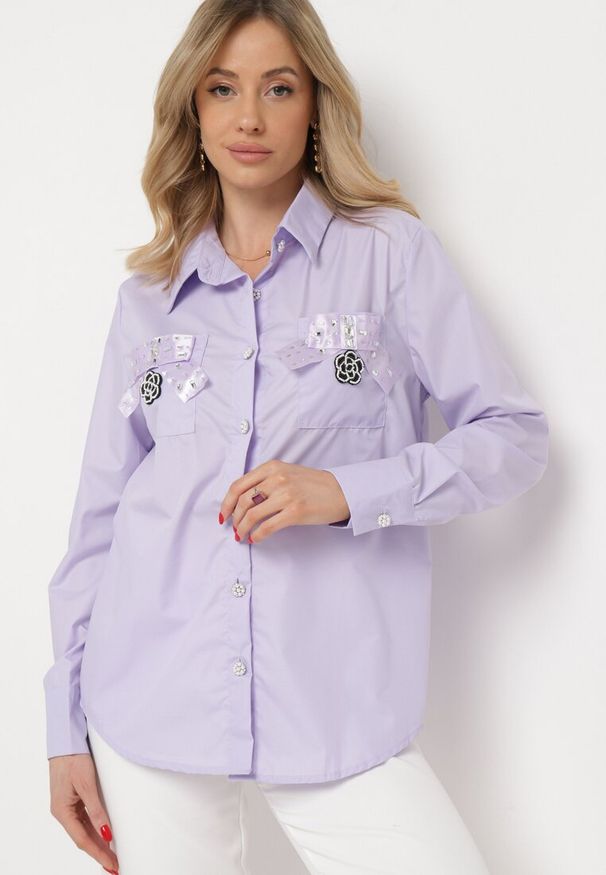 Born2be - Fioletowa Koszula na Biżuteryjne Guziki ze Zdobionymi Kieszeniami Nerlla. Kolor: fioletowy. Wzór: aplikacja. Styl: klasyczny