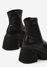 Born2be - Czarne Botki na Obcasie i Platformie z Dopasowaną Cholewką Zapinane na Suwak Reliefra. Okazja: na co dzień. Kolor: czarny. Materiał: jeans. Szerokość cholewki: normalna. Wzór: aplikacja. Obcas: na obcasie. Styl: klasyczny, wizytowy, casual, elegancki. Wysokość obcasa: średni #5