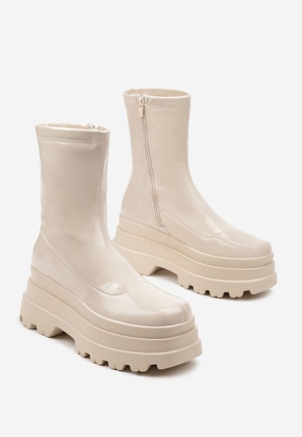 Born2be - Beżowe Lakierowane Botki na Grubej Podeszwie Meniefra. Okazja: na co dzień. Kolor: beżowy. Materiał: lakier. Sezon: zima, jesień. Styl: elegancki, casual, klasyczny
