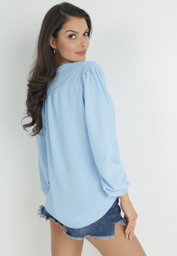 Born2be - Niebieska Kopertowa Bluzka z Wiązaniem Maerise. Okazja: na co dzień. Typ kołnierza: dekolt w serek. Kolor: niebieski. Materiał: jeans. Styl: klasyczny, casual