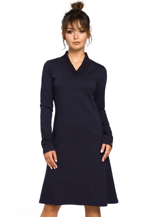 BE - Trapezowa sukienka o wyjątkowym kroju. Materiał: bawełna, dresówka, materiał, elastan. Typ sukienki: trapezowe. Styl: elegancki