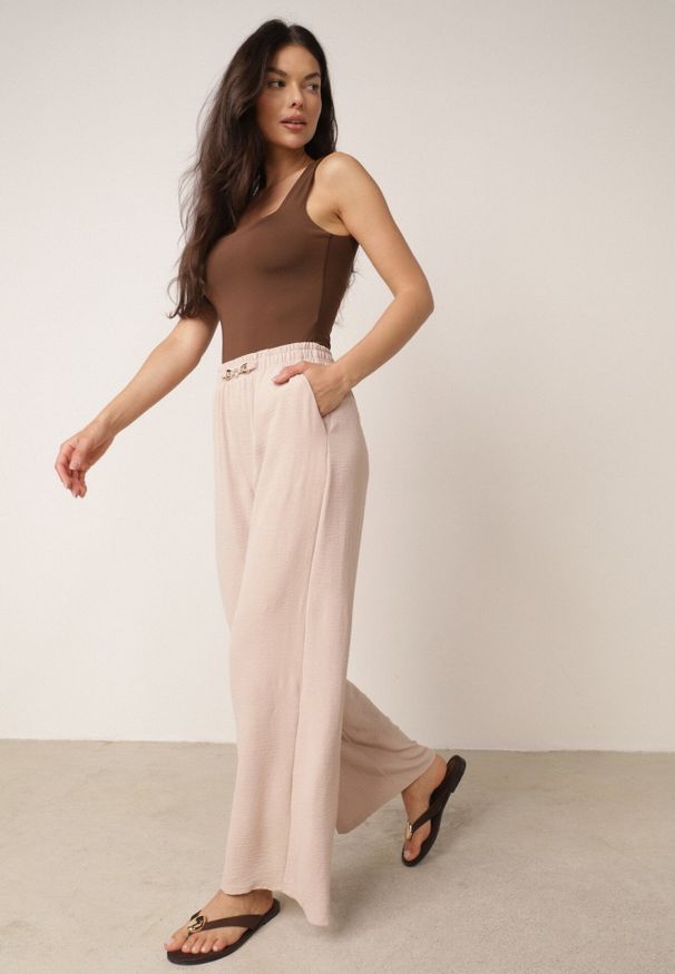 Born2be - Różowe Szerokie Spodnie Casual z Wysokim Stanem i Biżuteryjną Aplikacją Aronia. Okazja: na co dzień. Stan: podwyższony. Kolekcja: plus size. Kolor: różowy. Długość: krótkie. Wzór: aplikacja. Styl: casual