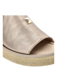 CheBello - Złote Klapki Chebello Stylowe Obuwie Damskie. Okazja: na co dzień. Kolor: złoty. Materiał: materiał. Wzór: gładki. Styl: elegancki #6