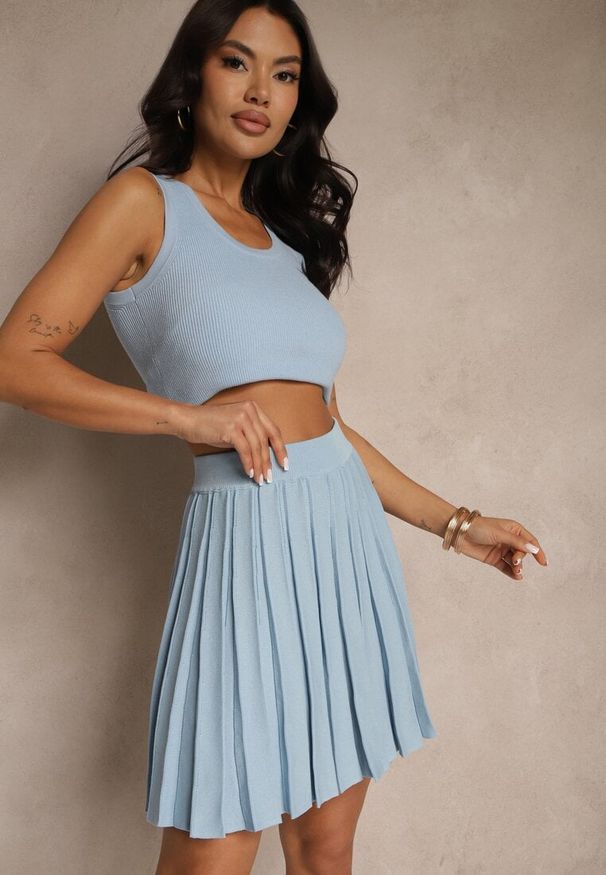 Renee - Jasnoniebieska Spódnica z Wiskozą High Waist Ozdobiona Plisami Galonissa. Okazja: na co dzień. Stan: podwyższony. Kolor: niebieski. Materiał: wiskoza. Wzór: aplikacja. Styl: elegancki, casual
