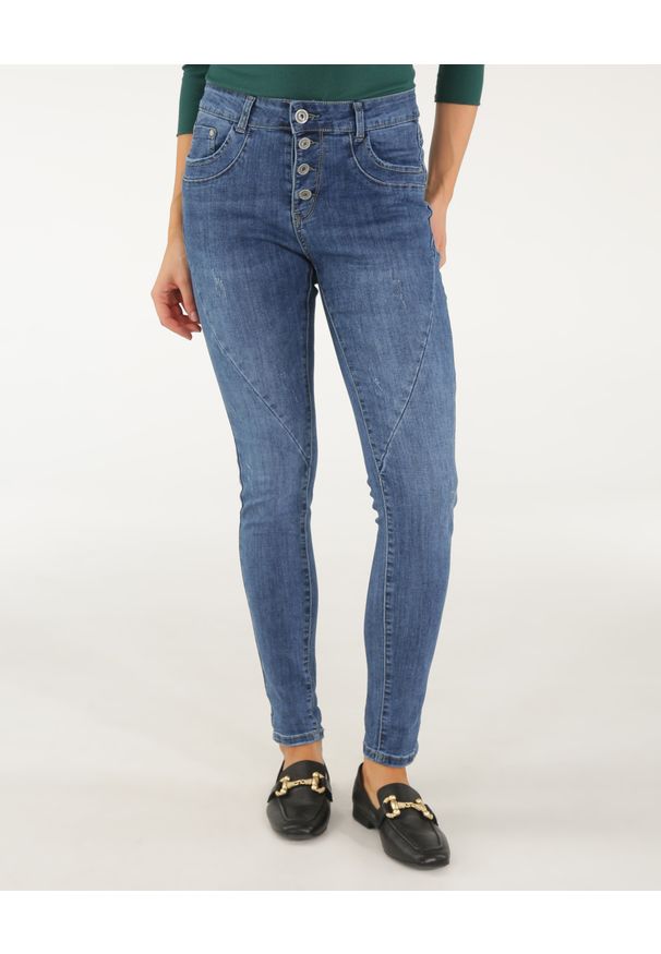 Unisono - DOPASOWANE JEANSY Z GUZIKAMI 42-6797 BLU MEDI. Materiał: jeans