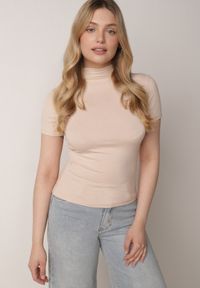 Born2be - Jasnobeżowy Dopasowany T-shirt z Wiskozy z Golfem Isovera. Okazja: do pracy, na spotkanie biznesowe. Typ kołnierza: golf. Kolor: beżowy. Materiał: wiskoza. Długość rękawa: krótki rękaw. Długość: krótkie. Wzór: aplikacja. Styl: elegancki, biznesowy #6