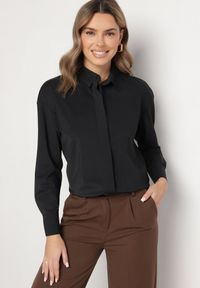 Born2be - Czarna Klasyczna Koszula z Wiskozą Napvia. Okazja: na co dzień, na spotkanie biznesowe, do pracy. Kolor: czarny. Materiał: wiskoza. Styl: klasyczny