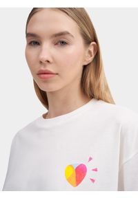 4f - T-shirt regular z bawełny organicznej damski. Kolor: biały. Materiał: bawełna. Wzór: napisy