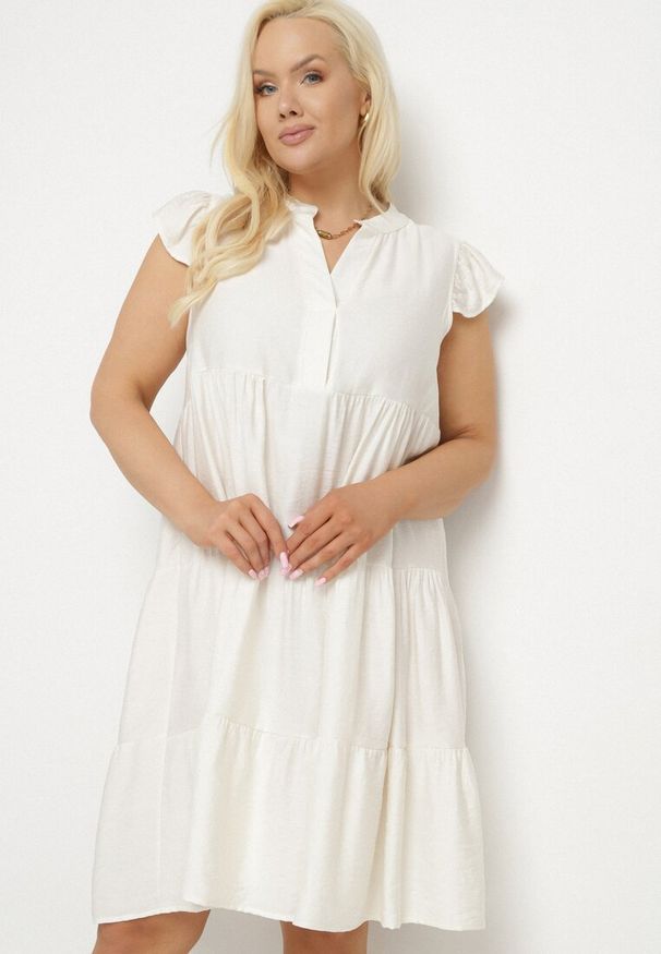 Born2be - Jasnobeżowa Sukienka o Rozkloszowanym Kroju z Dekoltem w Serek Meverina. Okazja: na co dzień. Typ kołnierza: dekolt w serek. Kolor: beżowy. Długość rękawa: krótki rękaw. Wzór: aplikacja. Typ sukienki: rozkloszowane, proste. Styl: casual, elegancki