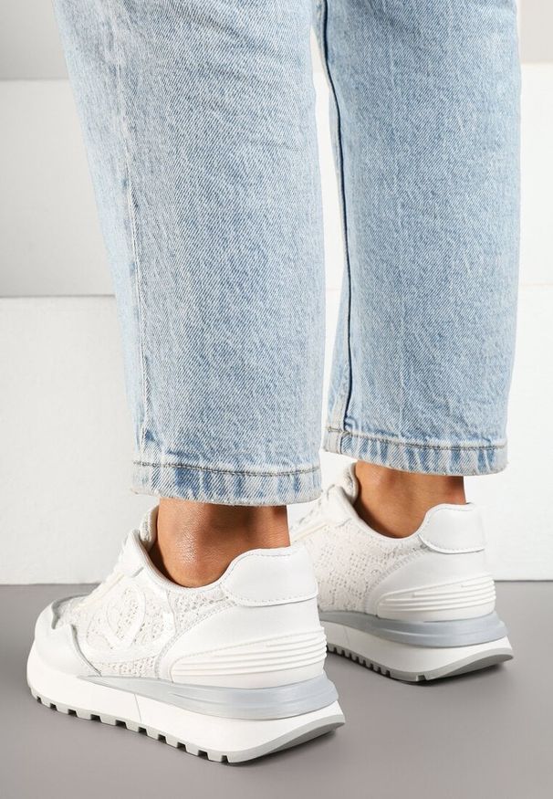 Renee - Białe Sneakersy z Koronkowymi Zdobieniami Dallriva. Okazja: na co dzień. Kolor: biały. Materiał: koronka. Wzór: aplikacja. Obcas: na płaskiej podeszwie