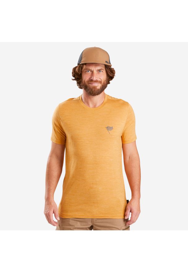 FORCLAZ - Koszulka trekkingowa z krótkim rękawem męska Forclaz Travel 500 Merino. Kolor: pomarańczowy, brązowy, wielokolorowy, żółty. Materiał: wełna, materiał, akryl. Długość rękawa: krótki rękaw. Długość: krótkie. Sezon: zima, lato