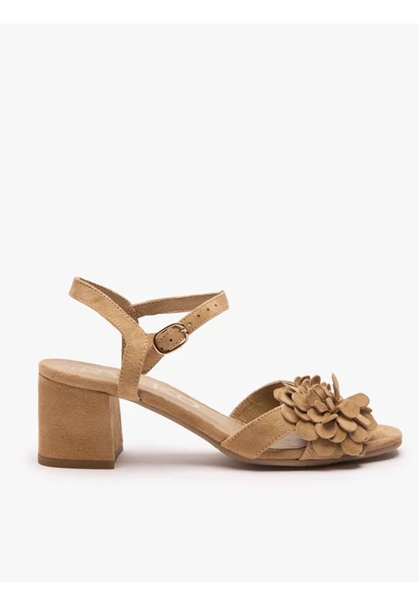 Ryłko - Beżowe sandały na obcasie z kwiatem. Okazja: na co dzień. Nosek buta: okrągły. Zapięcie: sprzączka. Kolor: beżowy. Wzór: kwiaty. Materiał: skóra, welur. Obcas: na obcasie. Styl: casual, street. Wysokość obcasa: średni