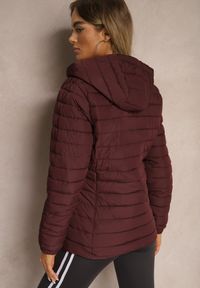 Renee - Bordowa Kurtka Ozdobiona Pikowaniem Wykończona Sznurkami i Kapturem Mivissa. Okazja: na co dzień, na spacer. Kolor: czerwony. Materiał: jeans. Wzór: aplikacja. Styl: elegancki, casual