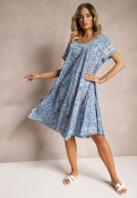 Renee - Niebieska Sukienka Boho z Wiskozy z Cienkim Paskiem w Talii Rivasea. Kolor: niebieski. Materiał: wiskoza. Długość rękawa: krótki rękaw. Wzór: paisley. Typ sukienki: rozkloszowane. Styl: boho