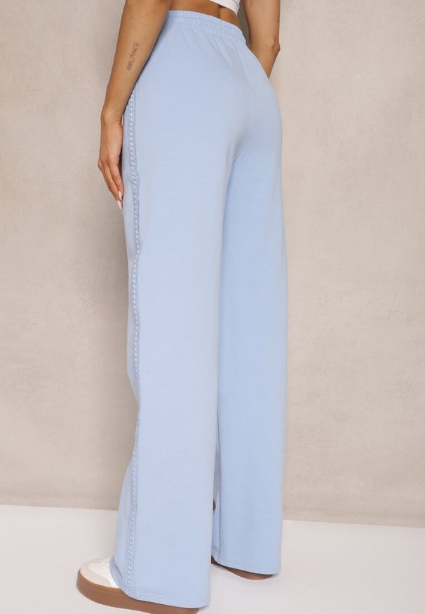 Renee - Jasnoniebieskie Bawełniane Spodnie o Szerokim Kroju High Waist z Lampasami Pillorra. Okazja: na co dzień. Stan: podwyższony. Kolor: niebieski. Materiał: bawełna. Styl: sportowy, casual