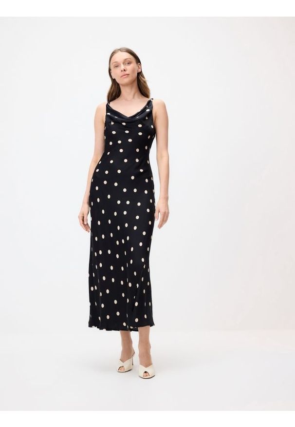 Reserved - Sukienka midi w groszki - czarny. Kolor: czarny. Materiał: wiskoza. Wzór: grochy. Typ sukienki: proste. Długość: midi