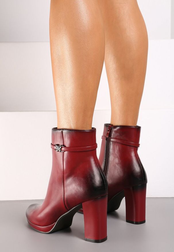 Renee - Bordowe Botki na Obcasie Typu Słupek z Klamrą Eriscelia. Okazja: na co dzień. Zapięcie: klamry. Kolor: czerwony. Materiał: wełna, jeans. Obcas: na obcasie. Styl: casual, elegancki, klasyczny. Wysokość obcasa: średni