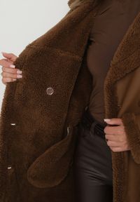 Born2be - Brązowy Dwurzędowy Płaszcz z Imitacji Skóry z Wiązanym Paskiem i Futrem Guritte. Okazja: na co dzień. Typ kołnierza: golf. Kolor: brązowy. Materiał: skóra, futro. Długość rękawa: długi rękaw. Długość: długie. Styl: klasyczny, casual, elegancki #2