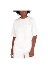 Koszulka New Balance WT31555SST - biała. Kolor: biały. Materiał: bawełna, materiał. Długość rękawa: krótki rękaw. Długość: krótkie. Wzór: napisy