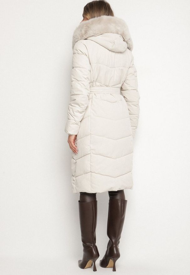 Born2be - Biała Pikowana Kurtka z Futerkowym Obszyciem i Paskiem Samiria. Okazja: na co dzień, na spotkanie biznesowe, do pracy. Kolor: biały. Materiał: dzianina, poliester, jeans, futro. Styl: casual, biznesowy, klasyczny