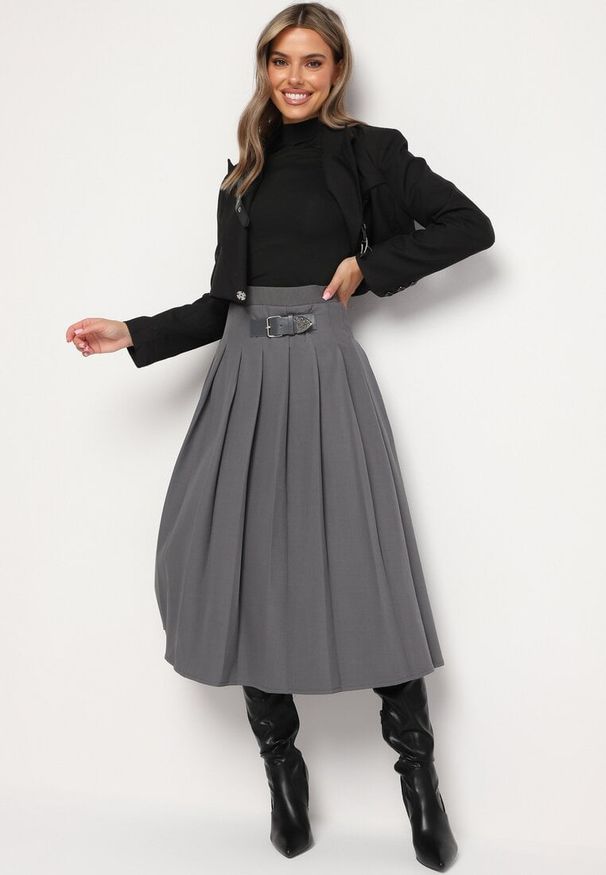 Born2be - Szara Rozkloszowana Spódnica Preppy Plisowana Ozdobiona Paskiem z Klamrą Setira. Okazja: na spotkanie biznesowe, na co dzień. Kolor: szary. Materiał: jedwab. Wzór: aplikacja. Styl: klasyczny, biznesowy, wizytowy, elegancki, casual