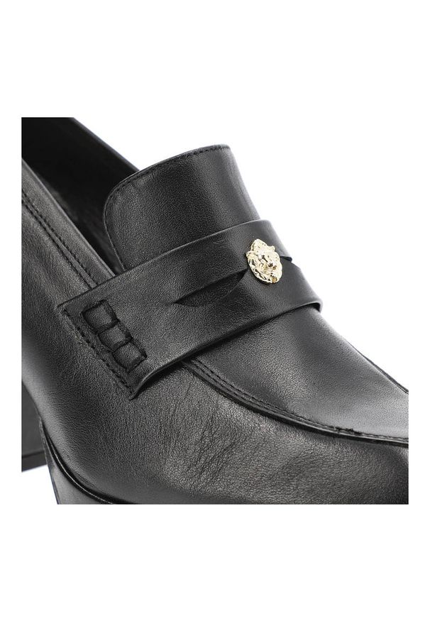 Czarne Półbuty Karino Eleganckie Skórzane Buty Na Obcasie. Okazja: na spotkanie biznesowe, na randkę. Zapięcie: bez zapięcia. Kolor: czarny. Szerokość cholewki: normalna. Wzór: aplikacja. Materiał: skóra. Obcas: na obcasie. Styl: elegancki. Wysokość obcasa: średni