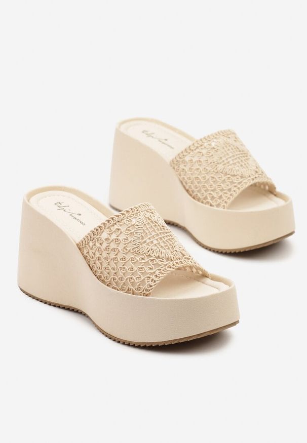 Born2be - Beżowe Klapki na Koturnie z Szydełkowym Paskiem Solmia. Okazja: na co dzień. Kolor: beżowy. Obcas: na koturnie. Styl: casual, elegancki