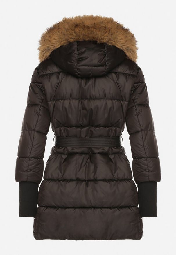 Born2be - Czarna Kurtka z Pikowanymi Przeszyciami Paskiem i Kapturem z Futrem Lidanessa. Okazja: na co dzień. Kolor: czarny. Materiał: futro. Styl: casual