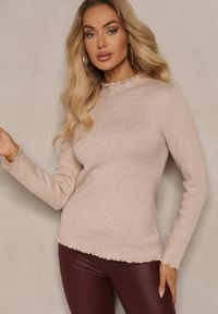 Renee - Ciemnobeżowy Sweter z Wełną przy Dekolcie Ozdobiony Falbanką Seatoria. Okazja: na co dzień. Typ kołnierza: kołnierz z falbankami. Kolor: beżowy. Materiał: wełna. Wzór: aplikacja. Styl: wizytowy, casual