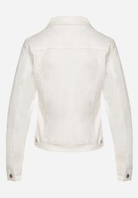 Born2be - Biała Bawełniana Kurtka Jeansowa Zapinana na Metalowe Guziki Auratia. Okazja: na co dzień, na spacer. Kolor: biały. Materiał: bawełna, jeans. Długość rękawa: długi rękaw. Długość: długie. Styl: klasyczny, casual #5