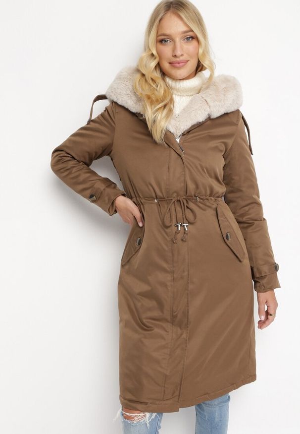 Born2be - Brązowa Nylonowa Kurtka Parka Płaszcz Ozdobiona Futerkiem Faelana. Kolor: brązowy. Materiał: futro, nylon. Wzór: aplikacja