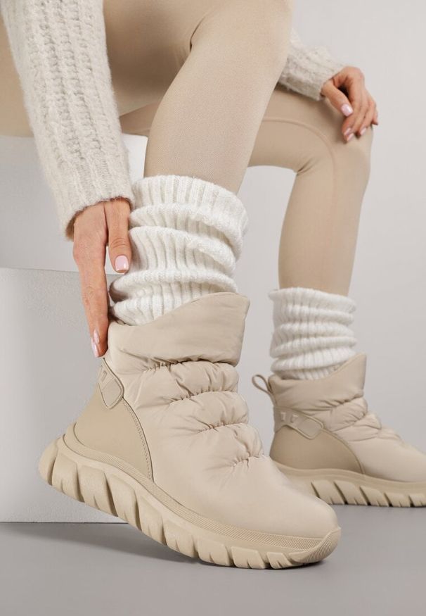 Born2be - Ciemnobeżowe Pikowane Śniegowce na Grubej Tłoczonej Podeszwie Resita. Kolor: beżowy. Materiał: jeans. Sezon: zima. Styl: elegancki, street