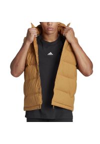 Adidas - Bezrękawnik adidas Helionic Hooded Down Vest HG6275 - brązowy. Typ kołnierza: kaptur. Kolor: brązowy. Materiał: puch, tkanina, poliester. Długość rękawa: bez rękawów. Wzór: ze splotem, aplikacja. Styl: sportowy