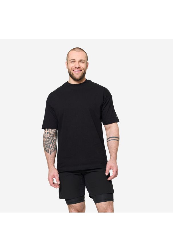 DOMYOS - Koszulka z krótkim rękawem męska Domyos Gym & Pilates. Kolor: czarny, biały, wielokolorowy. Materiał: tkanina, prążkowany, materiał, bawełna, elastan. Długość rękawa: krótki rękaw. Długość: krótkie. Sport: joga i pilates