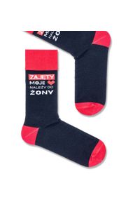 Milena - Męskie skarpetki NAPIS ZAJĘTY 405. Kolor: czerwony, wielokolorowy, czarny. Materiał: bawełna, elastan, poliamid, materiał. Wzór: napisy