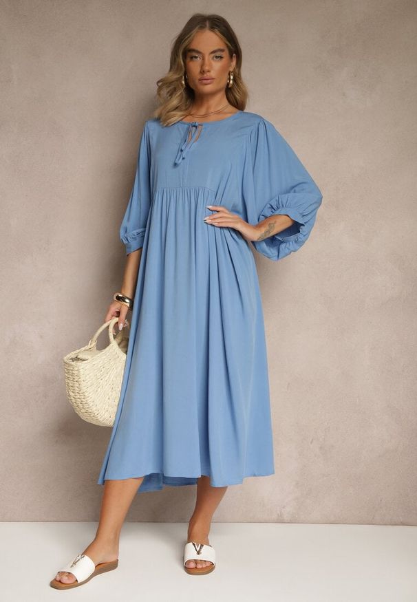 Renee - Niebieska Wiskozowa Sukienka o Rozkloszowanym Kroju Wiązana przy Dekolcie Tilvessa. Okazja: na co dzień. Kolor: niebieski. Materiał: wiskoza. Typ sukienki: rozkloszowane, proste. Styl: casual