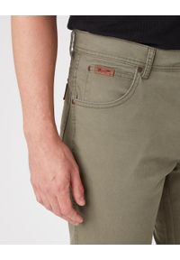 Wrangler - WRANGLER TEXAS SLIM MĘSKIE SPODNIE MATERIAŁOWE DUSTY OLIVE W12SWA275. Materiał: materiał