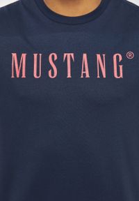 Mustang - MUSTANG Style Alex C LOGO Tee MĘSKI T-SHIRT KOSZULKA NADRUK LOGO BLUE NIGHTS 1013221 4085. Wzór: nadruk #5