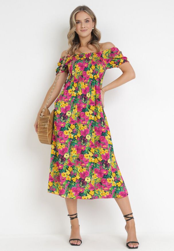 Born2be - Fuksjowo-Żółta Sukienka z Wiskozy Midi Hiszpanka w Kwiaty Hallenes. Typ kołnierza: dekolt hiszpanka. Kolor: różowy. Materiał: wiskoza. Wzór: kwiaty. Długość: midi