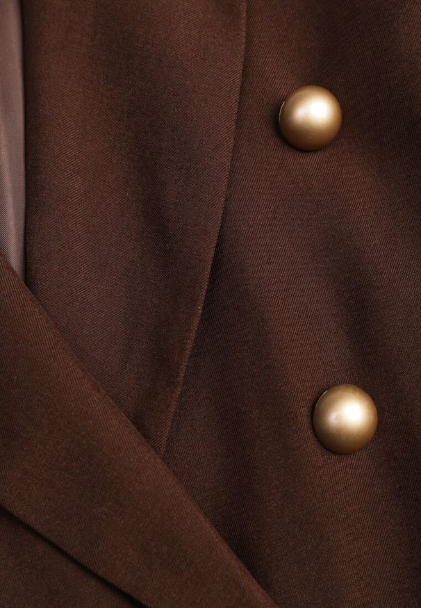 Renee - Brązowa Dwurzędowa Marynarka z Usztywnioną Linią Ramion Clanira. Okazja: na co dzień. Kolor: brązowy. Materiał: poliester, koronka. Styl: casual