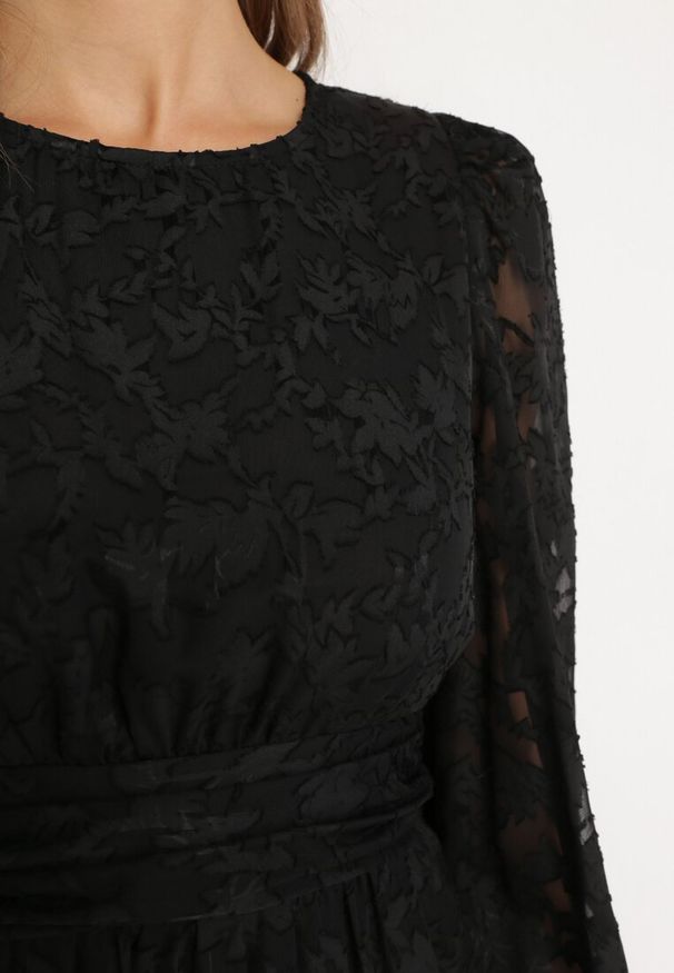 Born2be - Czarna Sukienka Mini z Tkaniny Plumeti i Falbanką Coucile. Okazja: na co dzień, na spacer, na imprezę. Typ kołnierza: kołnierz z falbankami. Kolor: czarny. Wzór: aplikacja. Materiał: tkanina. Długość rękawa: długi rękaw. Sezon: lato. Styl: klasyczny, casual. Długość: mini