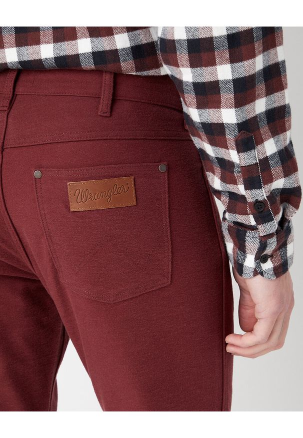 Wrangler - WRANGLER GREENSBORO MĘSKIE SPODNIE MATERIAŁOWE MATERIAŁ DAHLIA 112341456 W15Q016299. Materiał: materiał