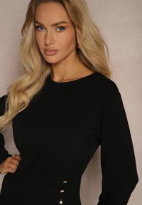 Renee - Czarna Marszczona Bluzka z Wiskozy z Ozdobnymi Guzikami Ocieplona Polarem Naolore. Okazja: na co dzień, na spotkanie biznesowe, do pracy. Kolor: czarny. Materiał: polar, wiskoza. Długość rękawa: długi rękaw. Długość: długie. Styl: wizytowy, biznesowy, elegancki, casual #4