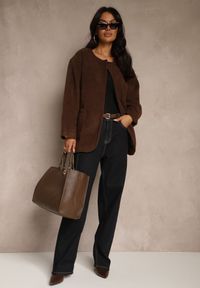 Renee - Brązowa Kurtka o Pudełkowym Kroju Bez Zapięć z Kieszeniami Unilda. Okazja: do pracy, na co dzień. Kolor: brązowy. Materiał: jeans, satyna, koronka. Styl: elegancki, casual