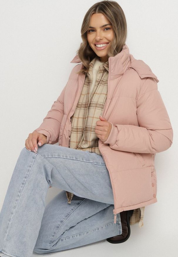 Born2be - Różowa Pudełkowa Kurtka Pikowana z Kapturem Anena. Okazja: na co dzień. Typ kołnierza: kaptur. Kolor: różowy. Materiał: jeans. Styl: casual, elegancki, klasyczny