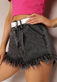 Renee - Czarne Szorty z Jeansu z Postrzępionymi Nogawkami i Paskiem z Imitacji Skóry Aemise. Kolor: czarny. Materiał: jeans, skóra. Długość: krótkie #4