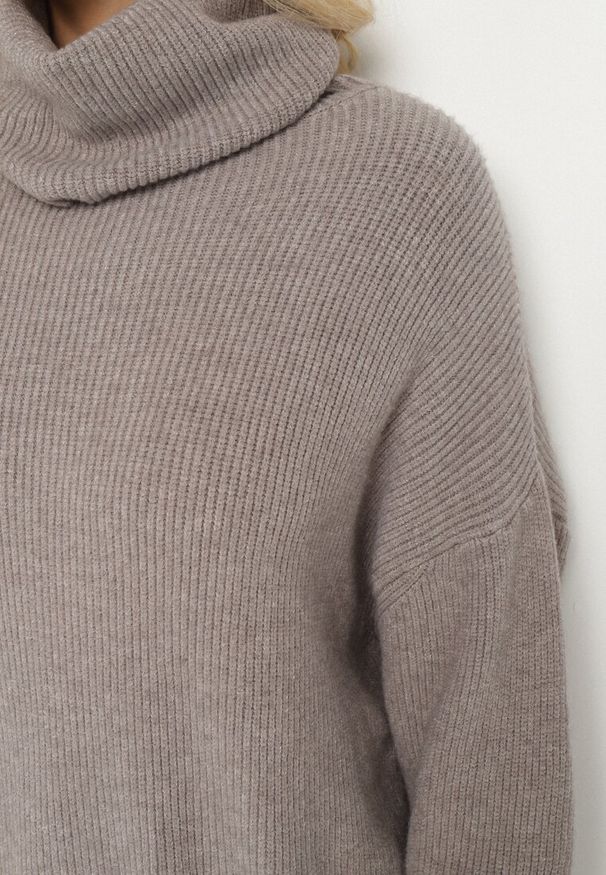 Born2be - Ciemnobrązowy Golf o Klasycznym Kroju z Kaszmirem Azifra. Okazja: na spotkanie biznesowe. Typ kołnierza: golf. Kolor: brązowy. Materiał: kaszmir. Wzór: aplikacja. Styl: klasyczny