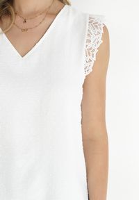 Born2be - Biała Bluzka Top z Ażurową Falbanką Wokół Ramion z Tkaniny Plumeti Vinda. Kolor: biały. Materiał: tkanina. Długość rękawa: bez rękawów. Wzór: ażurowy #5